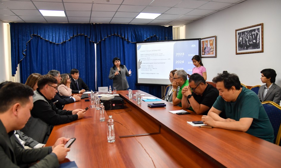 Konstıtýsııalyq sot ókilderi trenıng ótkizdi