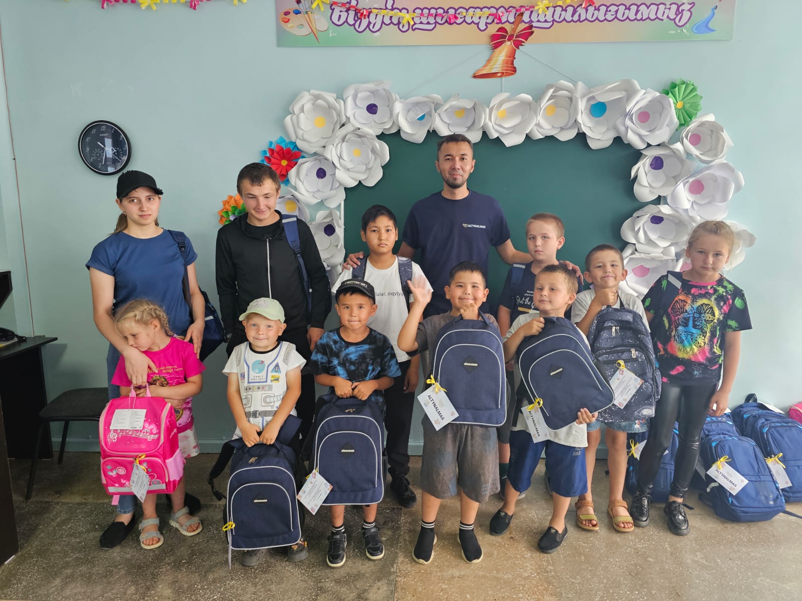 «Altynalmas» kompanııasy aımaq oqýshylaryn qoldaý dástúrin jalǵastyrýda