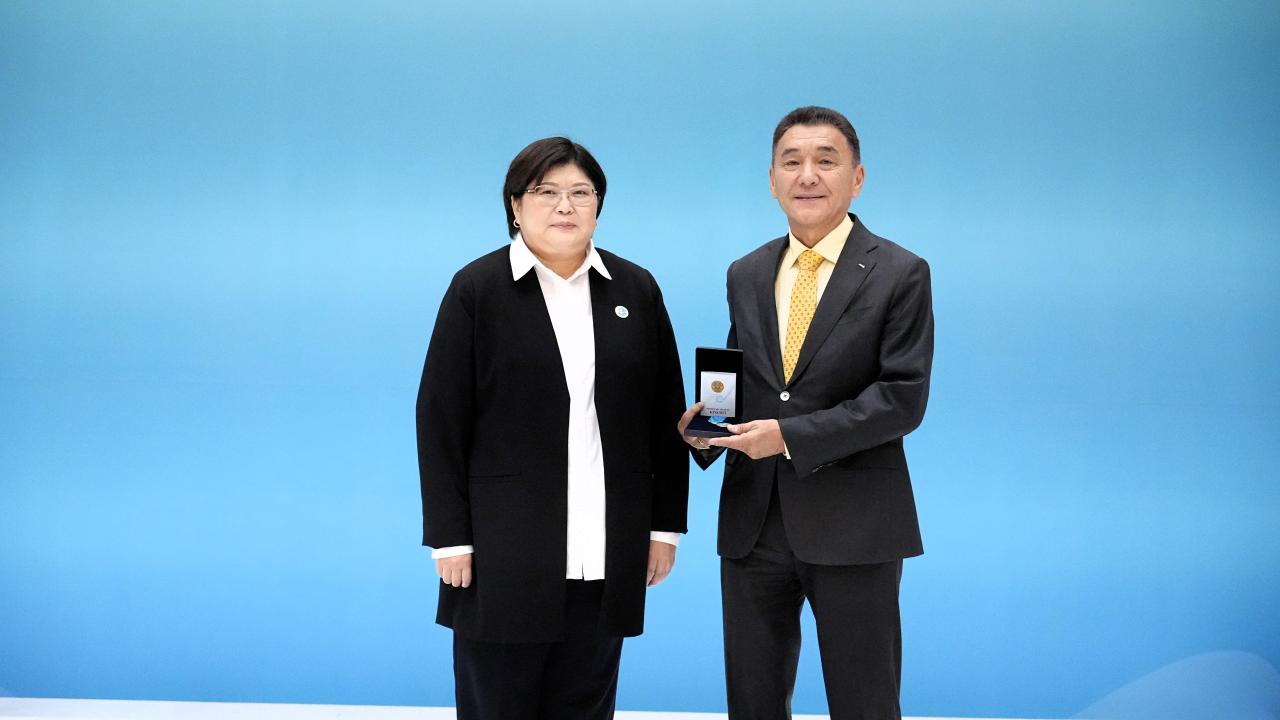 Quqyq salasynyń úzdikterine mereıtoılyq medal tabystaldy