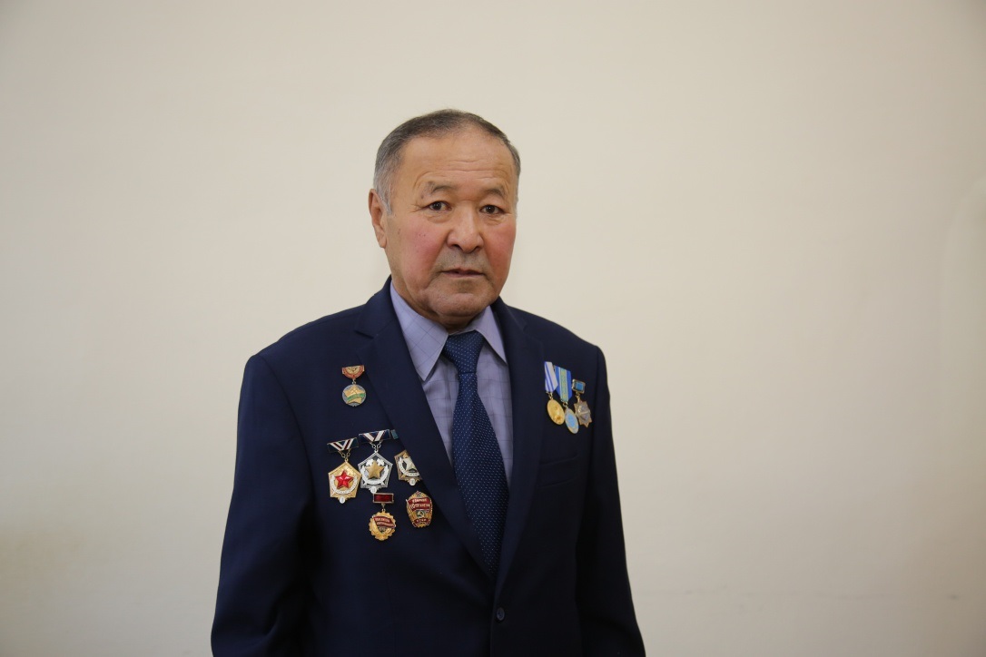 Alǵys arqalaǵan kenshi