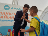 «AMANAT» partııasy myńdaǵan balaǵa mektepke daıyndalýǵa kómektesti