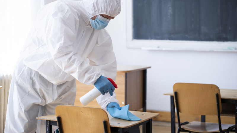 Depýtat Qazaqstan mektepterinde kútpegen tekserister bolatynyn aıtty