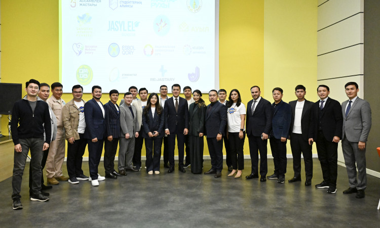 Erlan Qarın jastar uıymdarynyń kóshbasshylarymen kezdesti