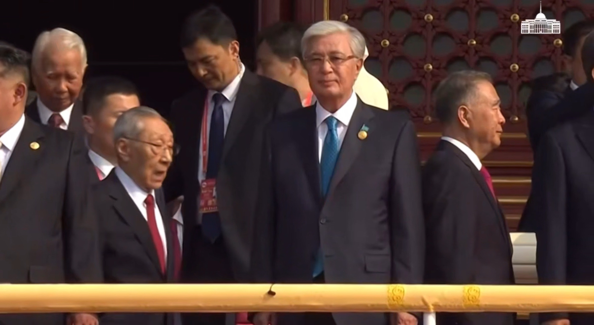 Qasym-Jomart Toqaev Beıjińdegi áskerı paradqa qatysty