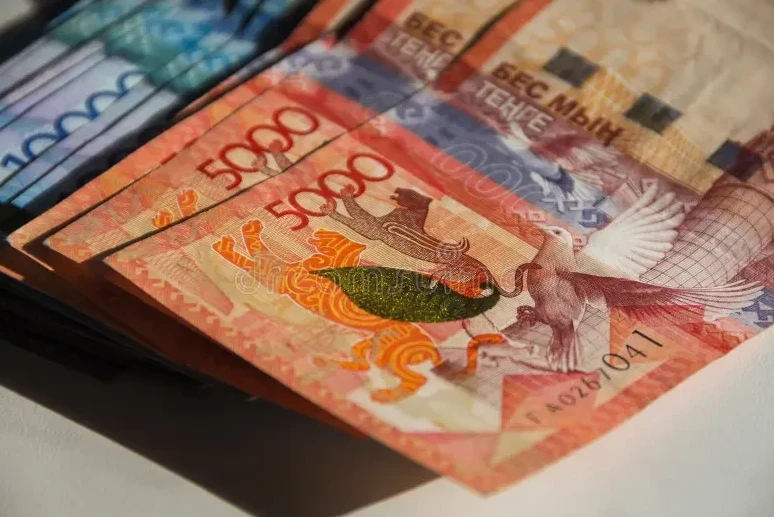 Eski 5000 teńgelik banknottar aınalymnan shyǵa ma