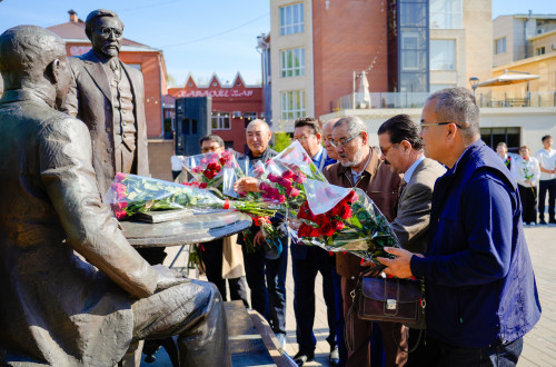 Astanada «Alash qaıratkerleri» eskertkishine gúl shoqtaryn qoıý rásimi ótti