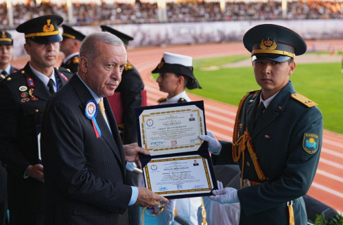 Qazaq ofıseri Erdoǵannyń qolynan dıplom aldy