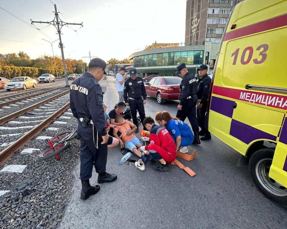 Temirtaýda ulandyqtar jol apatynan zardap shekken jasóspirimge alǵashqy kómek kórsetti