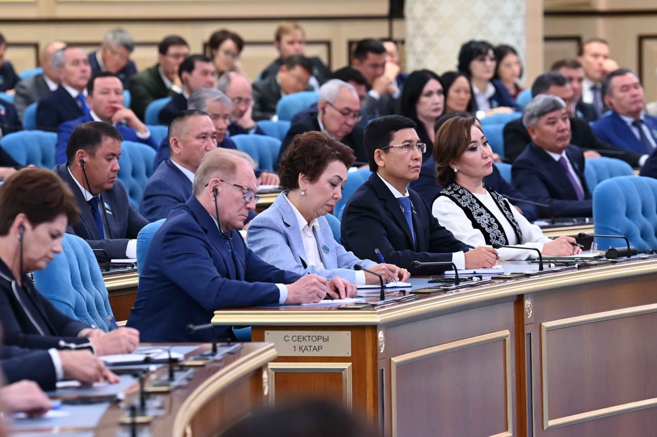 Qoshanov: Bul qujat Qazaqstandy sıfrlyq memleketke aınaldyrýdyń strategııalyq baǵdary