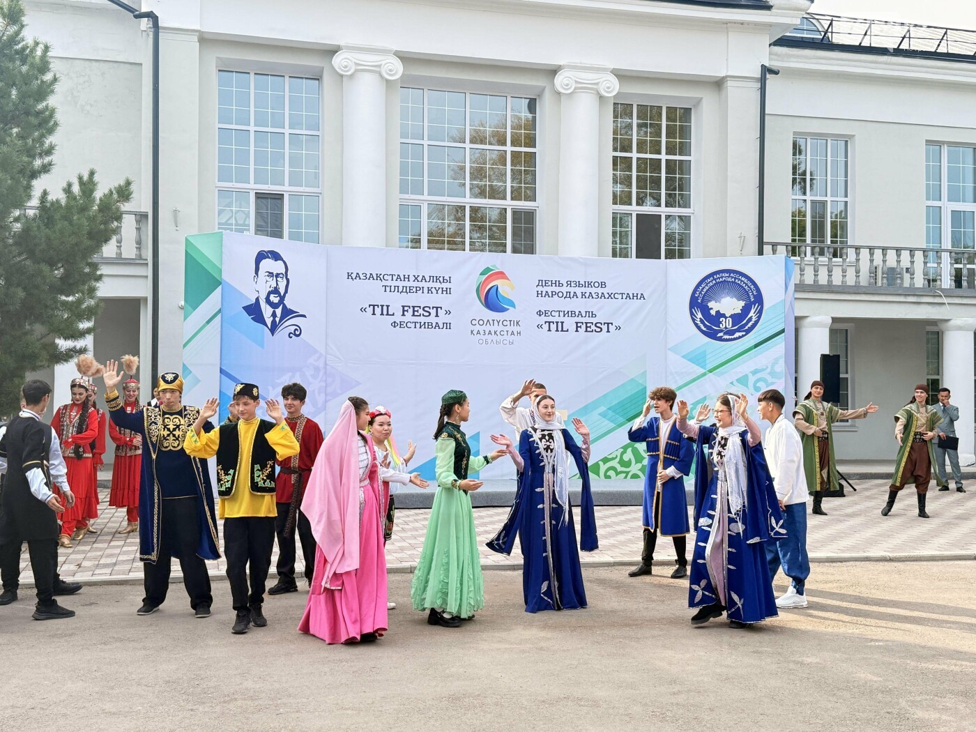 Qyzyljarlyqtar tilder merekesin qyzdyrdy