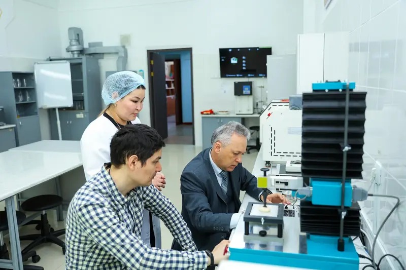 Tehnologııalyq serpilis pen sıfrlyq transformasııa