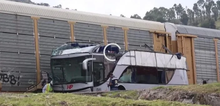 Meksıkada júk kóligi poıyzben soqtyǵysyp, 10 adam qaza tapty