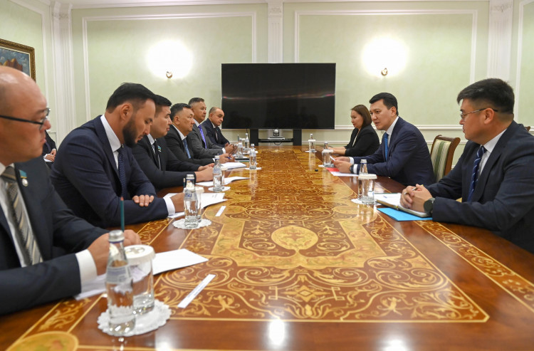 Erlan Qarın Parlament Májilisindegi fraksııalardyń jetekshilerimen kezdesti