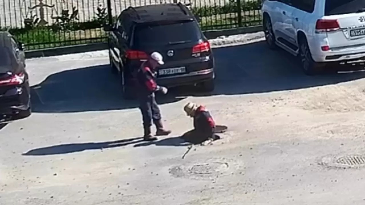 Semeıde káriz qudyǵyna túsken eki jumysshy esinen tanyp qalǵan