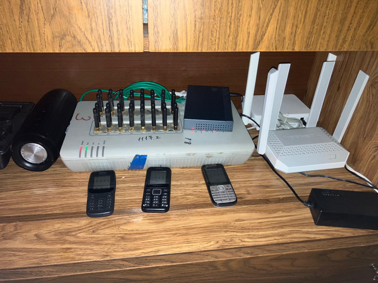 Pavlodarda páterine SIM-box ornatqan alaıaq qolǵa tústi