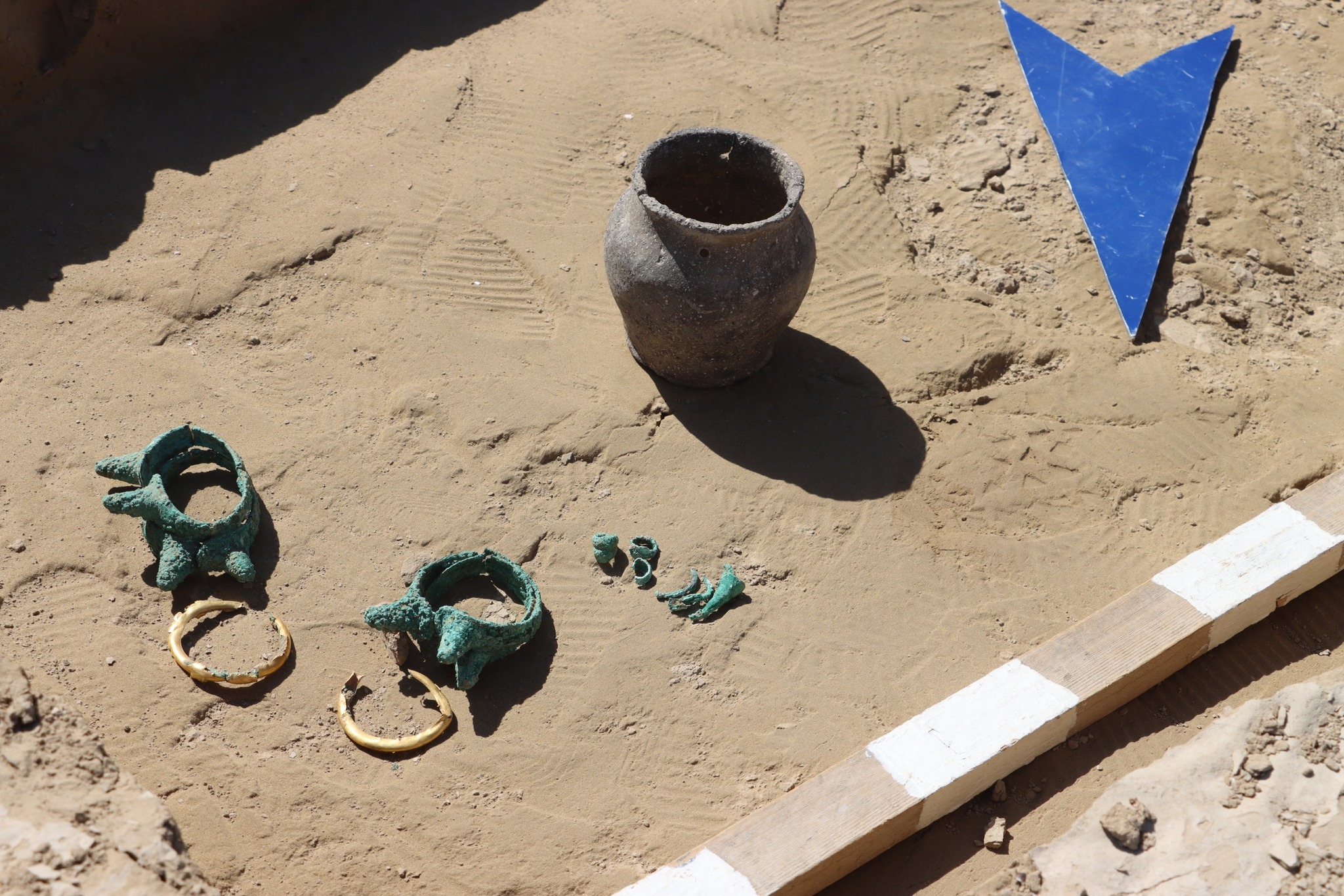 Qola dáýiriniń qundy jádigerleri