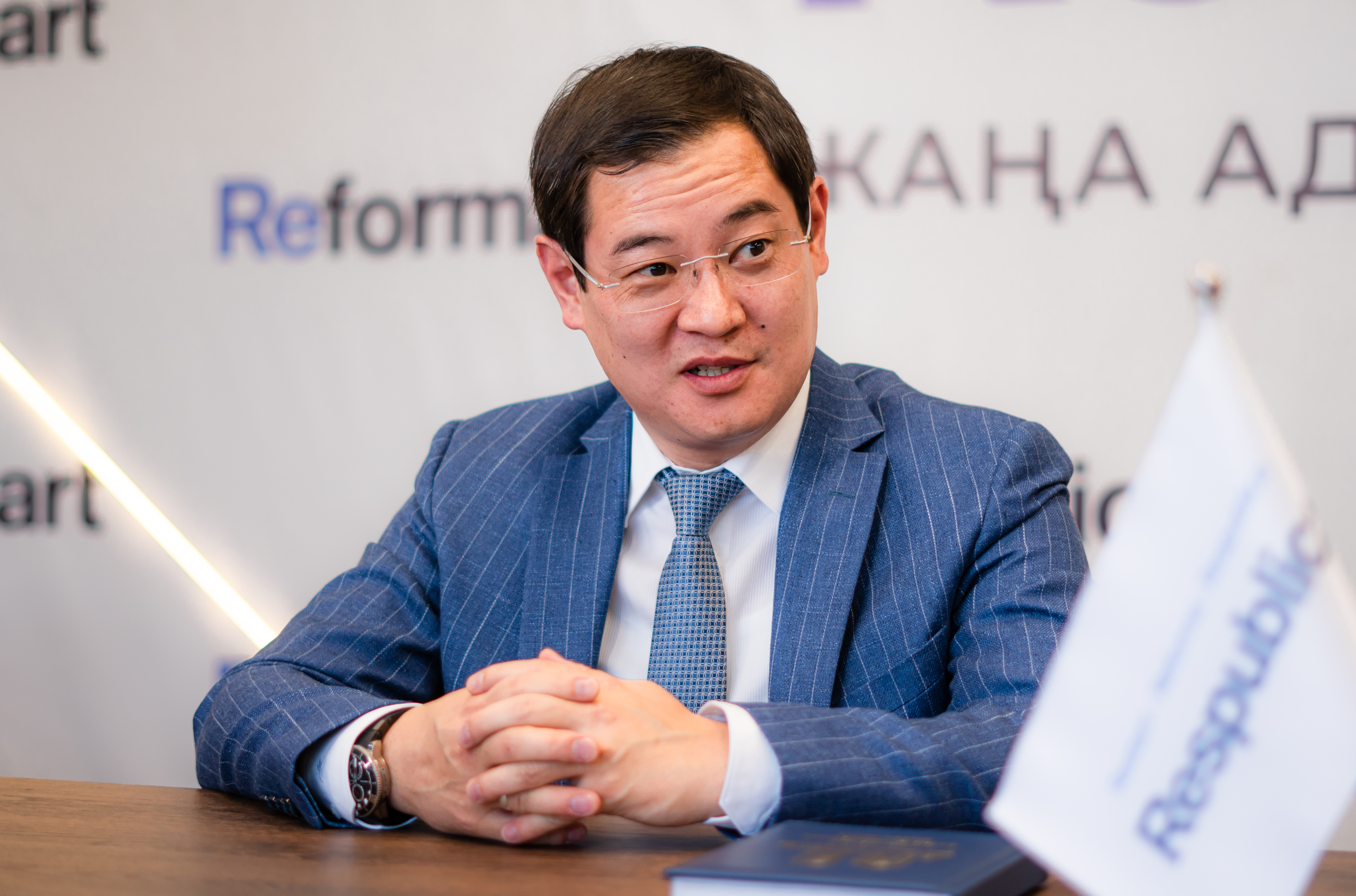 Djeı Lonyń konsertine IIM-niń búkil quramy jumyldyrylyp, kóshelerdi patrýldeýge adam qalmady – Májilis depýtaty Oljas Quspekov