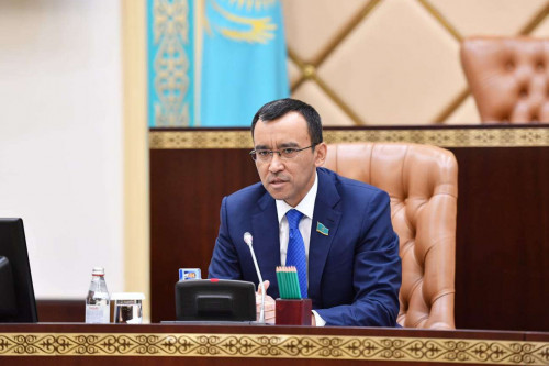 Senat jınalysy ázilmen bastaldy