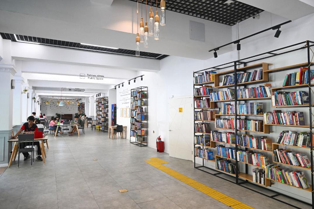 Zamanaýı kitaphana «Túnde kitap oqýǵa kim keledi?» degender qatelesedi»