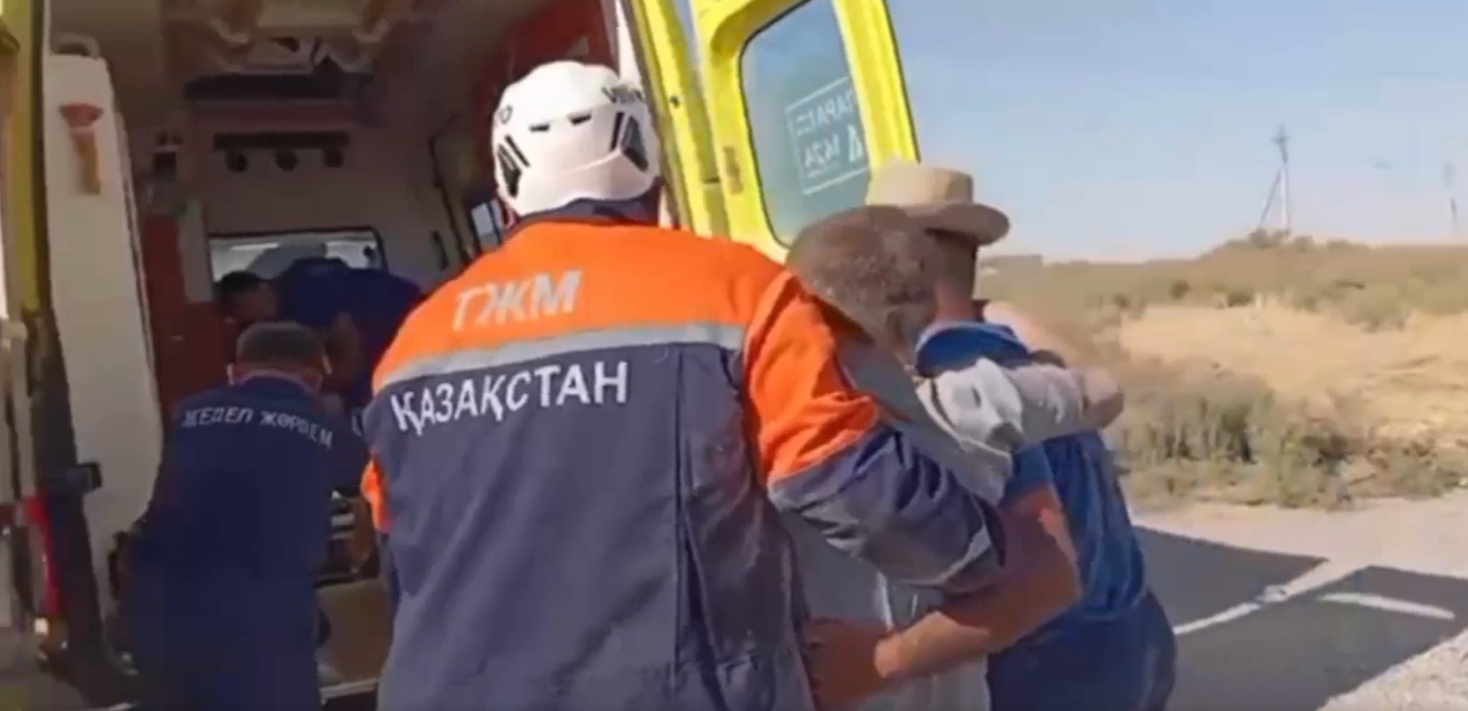 Shymkentte qutqarýshylar 5 metrlik shuńqyrǵa qulaǵan jasóspirimdi aman alyp shyqty