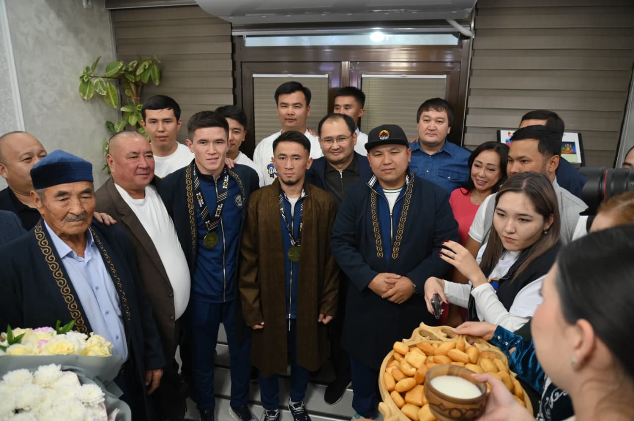 Shymkentte álem chempıondaryna qurmet kórsetildi