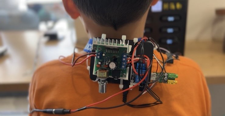 Mektep oqýshylary adamǵa daýsyn qaıtaratyn qurylǵy oılap tapty