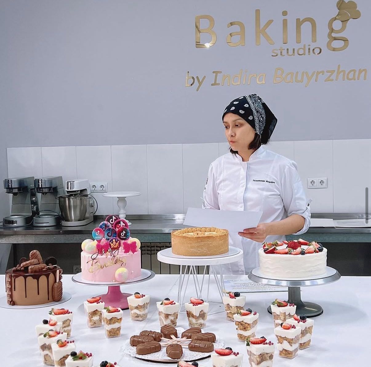 Eńbek pen sheberlikti toǵystyrǵan aspaz