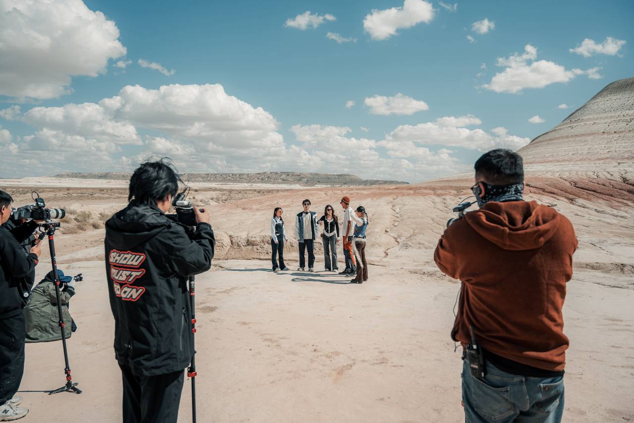 Kaspıı men Bozjyrada Dımash Qudaıbergenniń halyqaralyq jobasy túsirilip jatyr