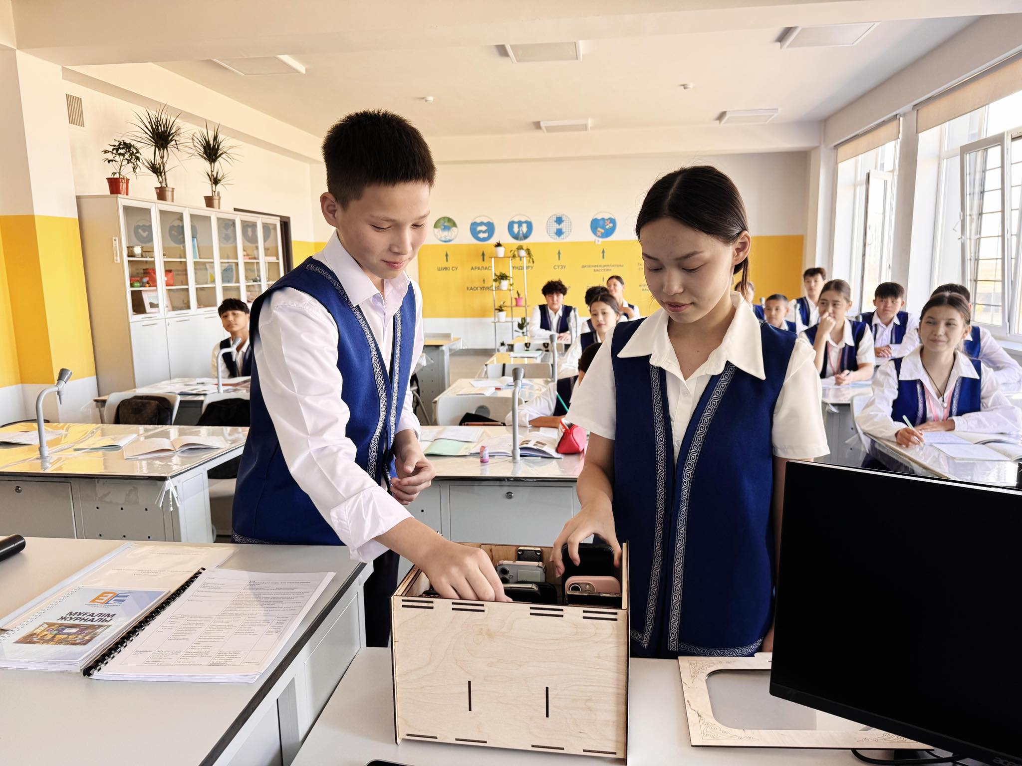 Túrkistanda oqýshylar uıaly telefon qoldanýdan bas tartty