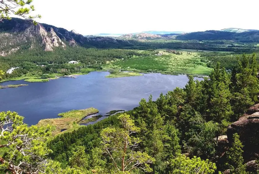 Qaraǵandy oblysynyń jastary Qarqaraly ulttyq parkin tazalady