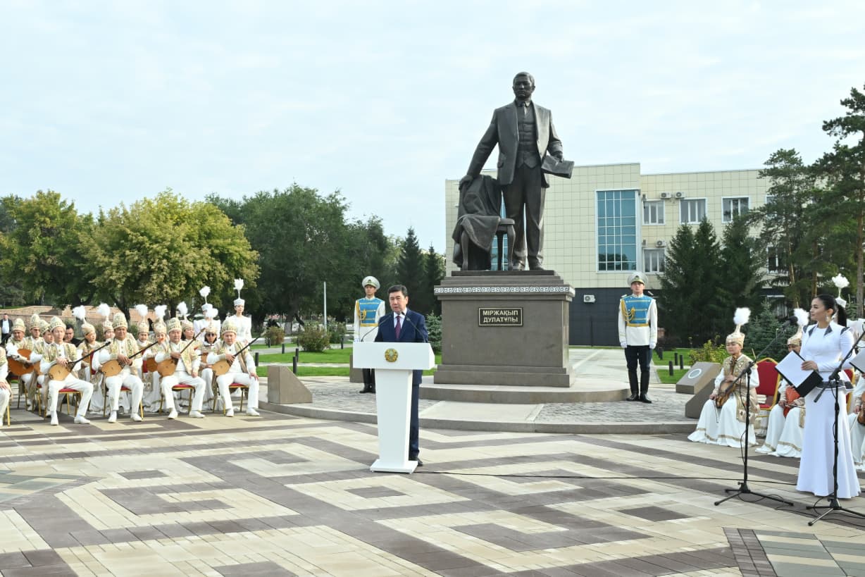 Mirjaqyp Dýlatuly jańa dáýirdiń jarshysy boldy – Qoshanov Prezıdenttiń quttyqtaýyn oqyp berdi