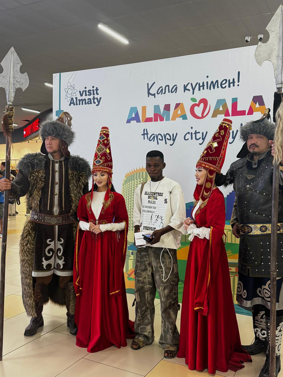 Qala kúnine oraı 5 myńnan astam qonaqqa áýejaıda Almaty aporty úlestirildi