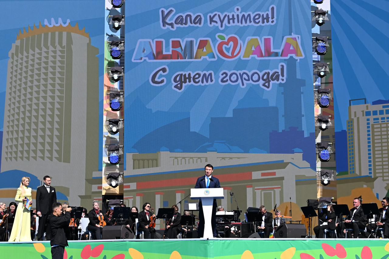 Almaty ákimi Darhan Satybaldy almatylyqtardy Qala kúnimen quttyqtady