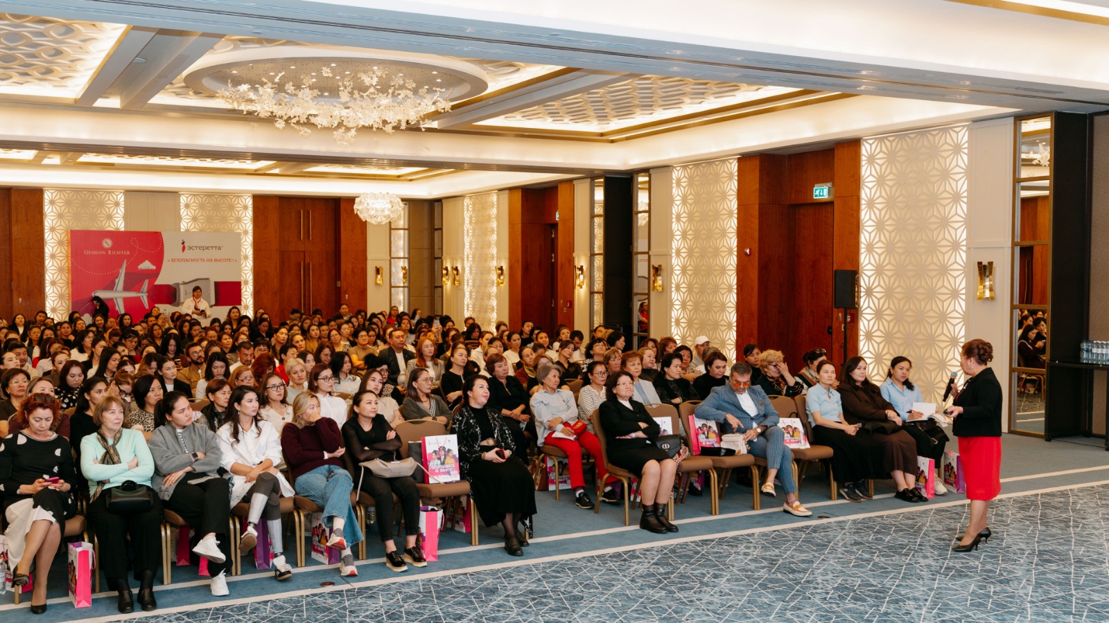 Qazaqstanda áıelder densaýlyǵyna arnalǵan ınnovasııalyq qural qoljetimdi boldy: senimdilik pen qaýipsizdiktiń jańa deńgeıi