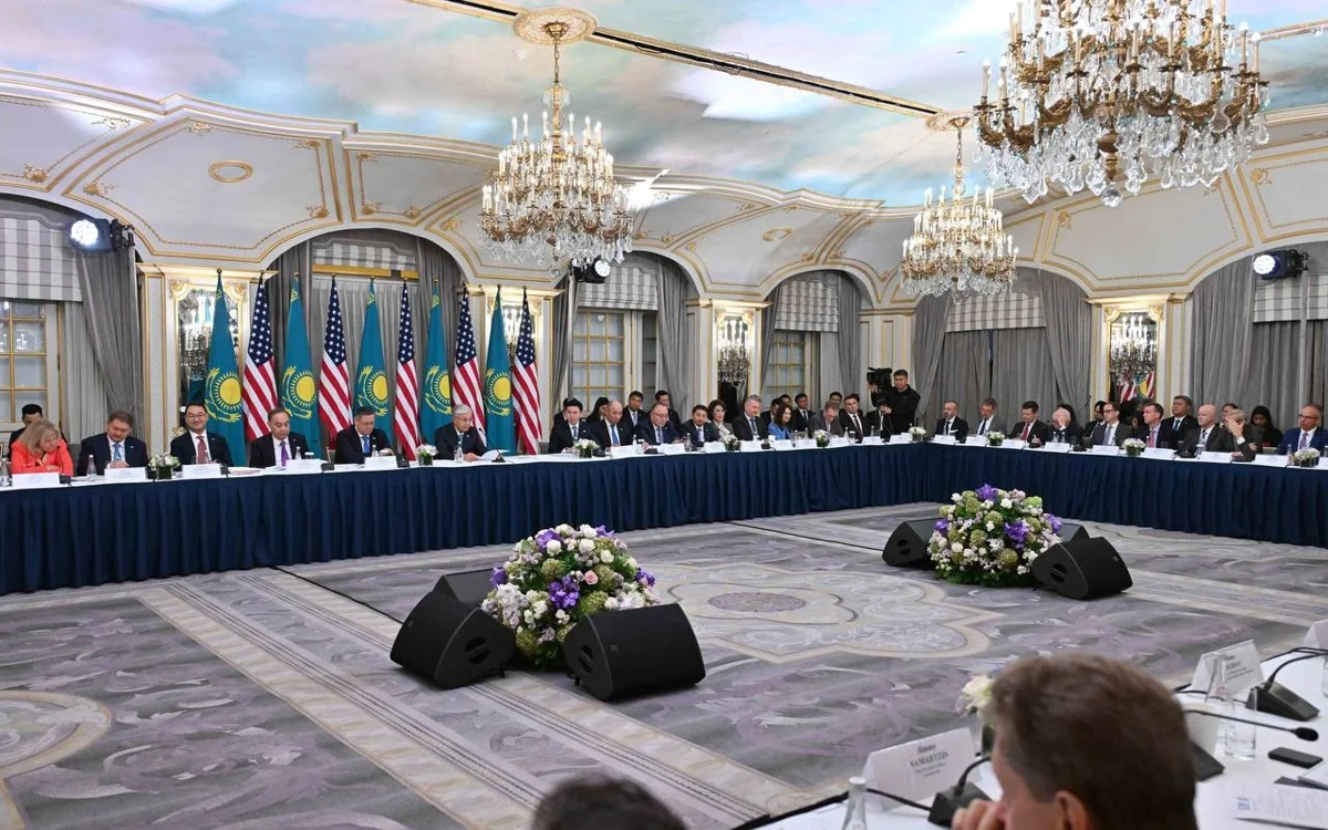 Qazaqstan AQSh-pen strategııalyq salalarda 5,2 mlrd dollarlyq 11 qujatqa qol qoıdy