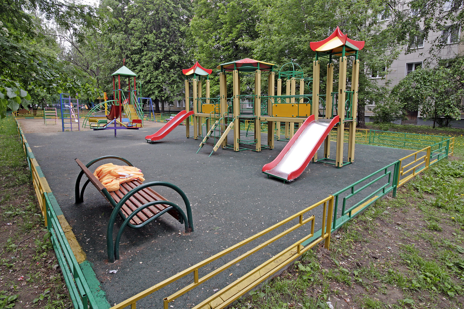 Atyraýda er adam 9 jastaǵy balany oıyn alańynda soqqyǵa jyqqan