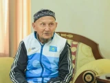 94 jastaǵy qarııa qajylyqqa jınaǵan qarajatyn syrqat balalarǵa bólip berdi