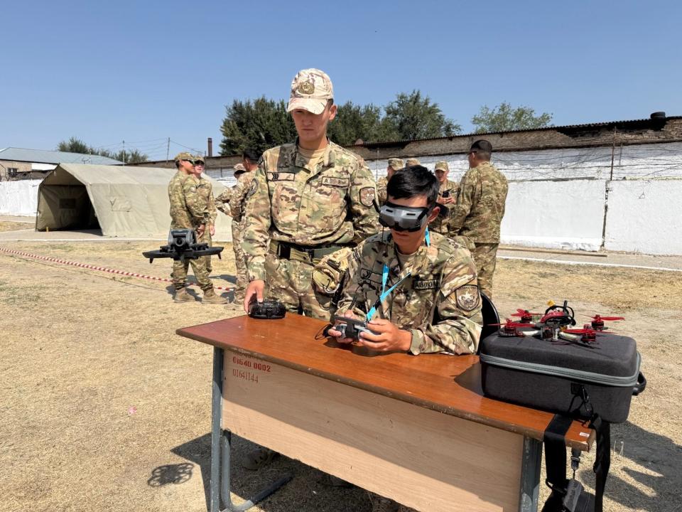 Tarazda UUA operatorlary arasynda áserli armııa saıystary ótti