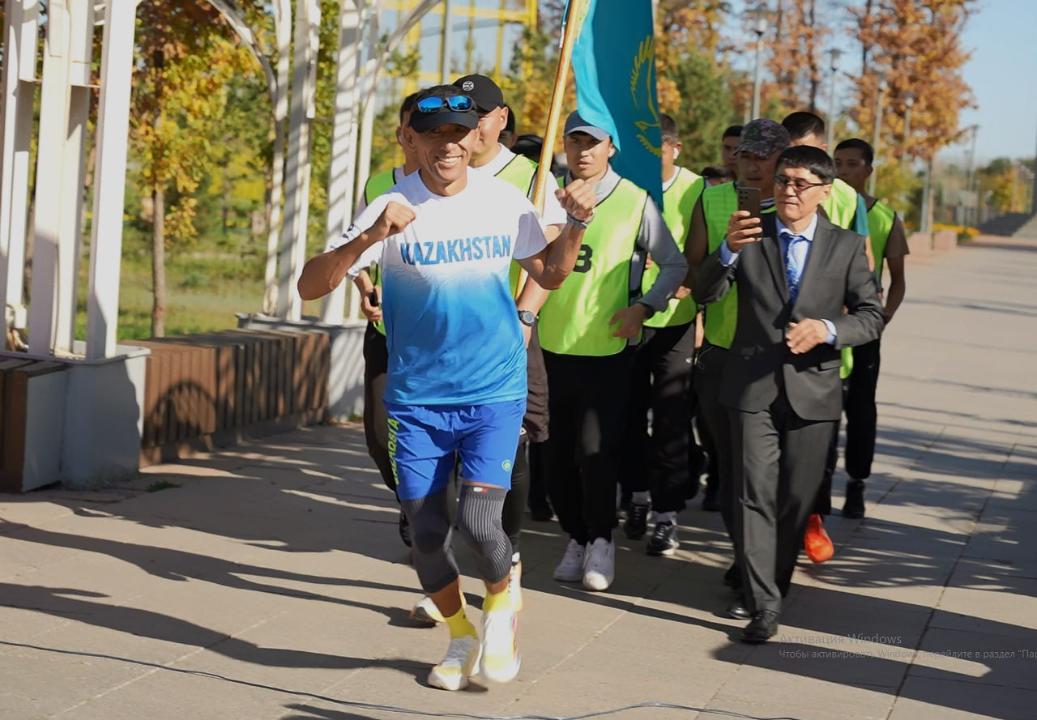 Qarýly kúshterdiń áskerı qyzmetshisi biregeı marafonǵa bastamashy boldy