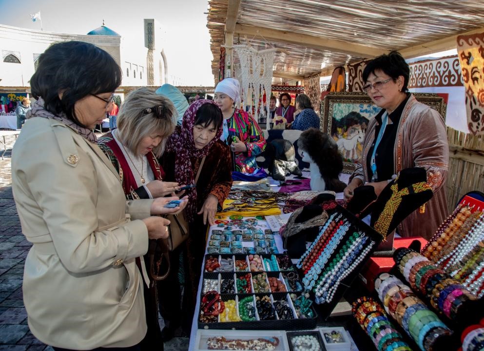 Halyqaralyq kórmege qatysty