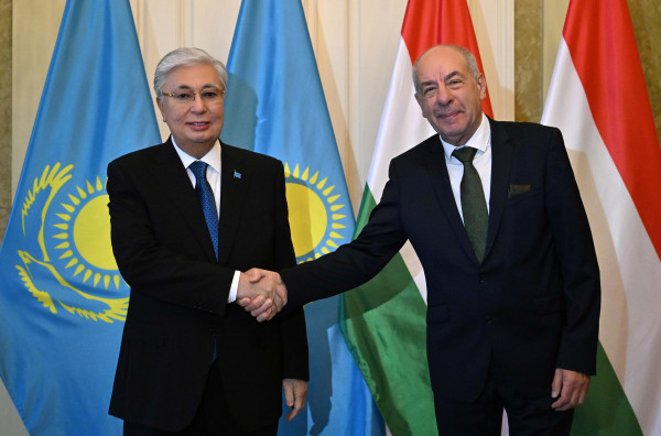 Astanaǵa Majarstan Prezıdenti Tamash Shýıok resmı saparmen keledi