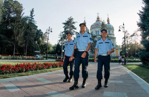 Polıglot ulandyqtar tártipti qamtamasyz etedi