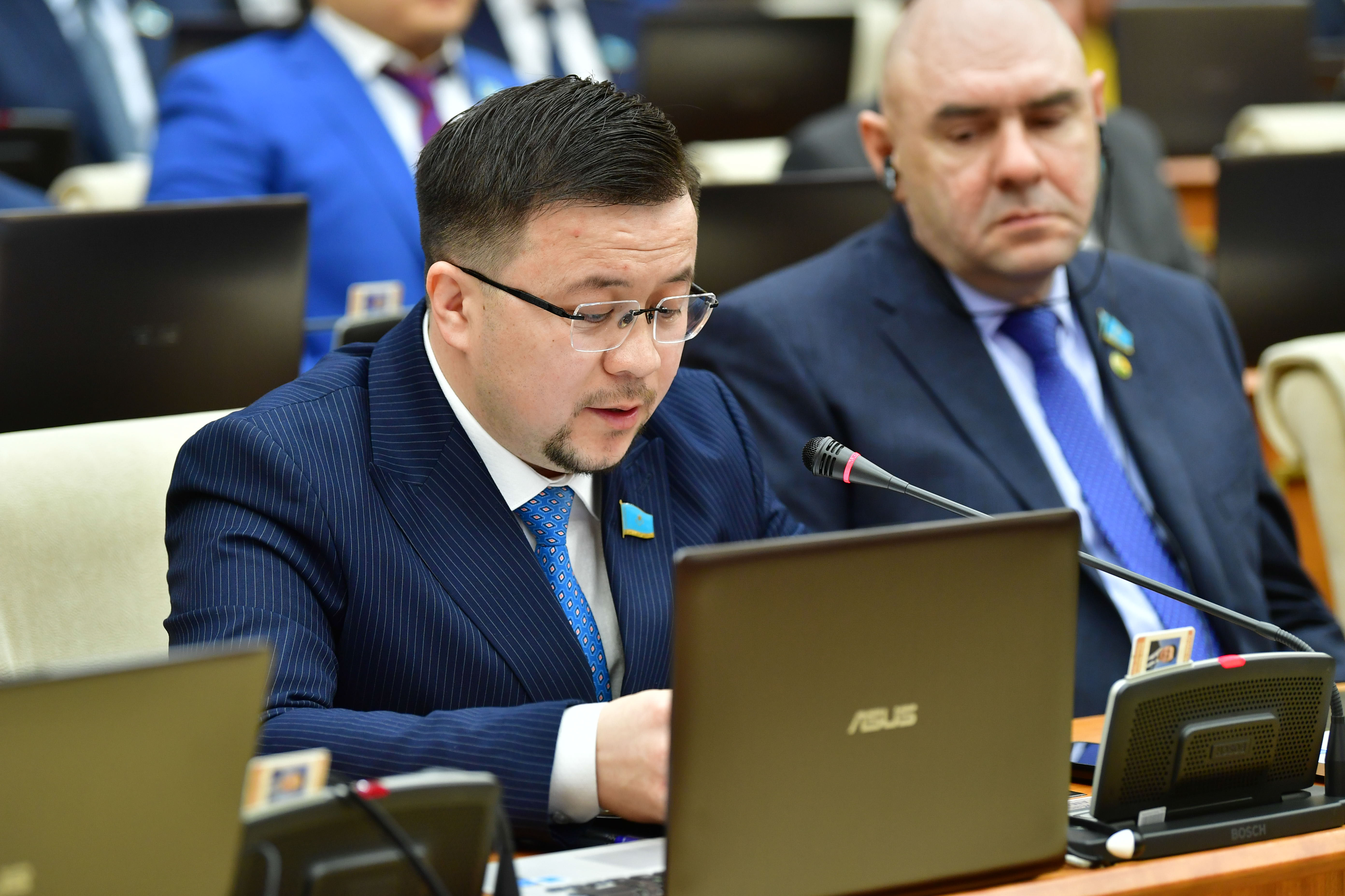 Depýtat bızneske bólingen qarjynyń tıimdiligine kúmán keltirdi