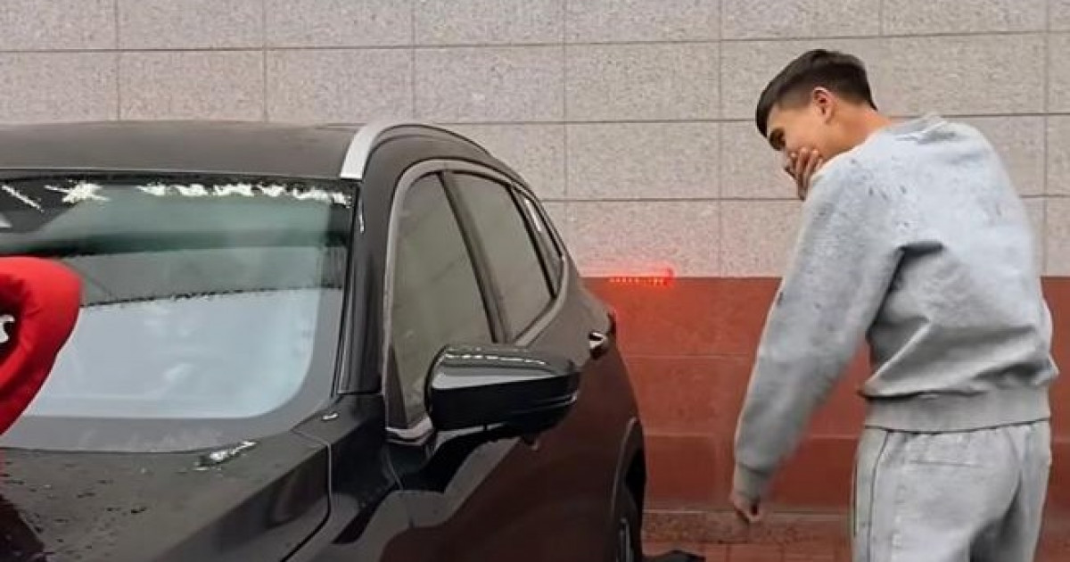 Belgili kásipker qaqpashy Sherhan Qalmurzaǵa qymbat kólik syılady