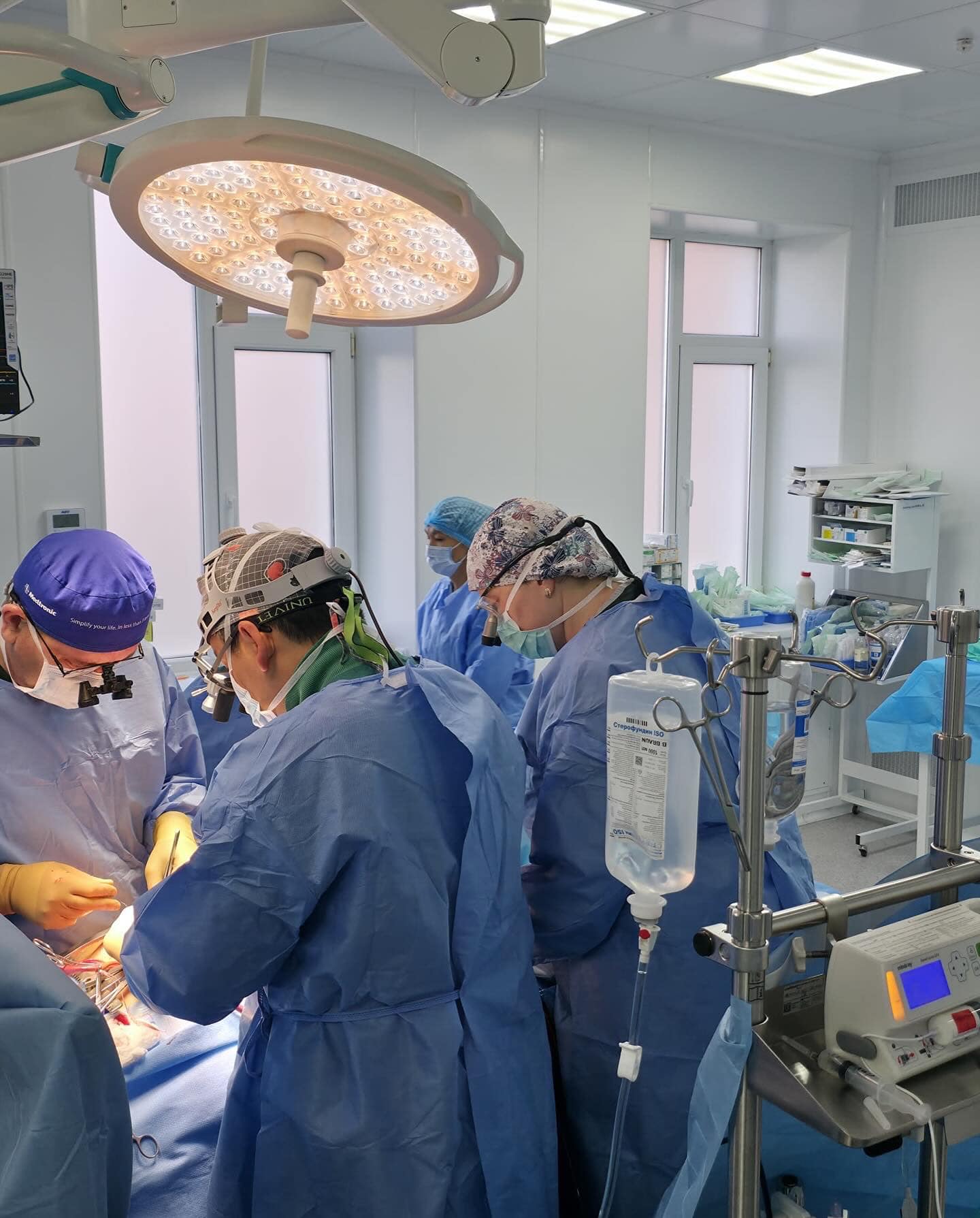 Shymkent turǵyny týǵan inisine bir búıregin syılady