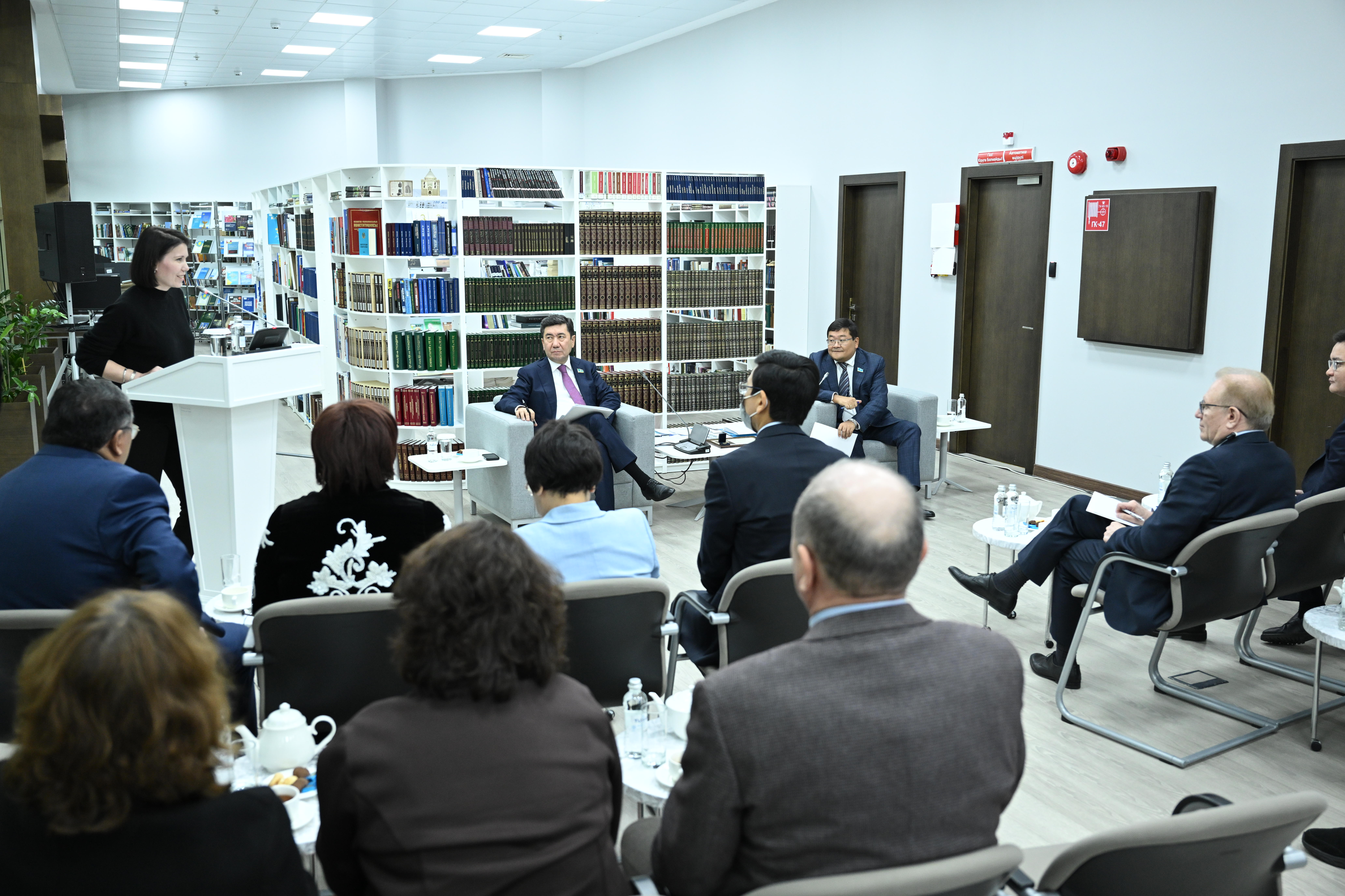 Erlan Qoshanov Qoǵamdyq palatanyń otyrysyna qatysty