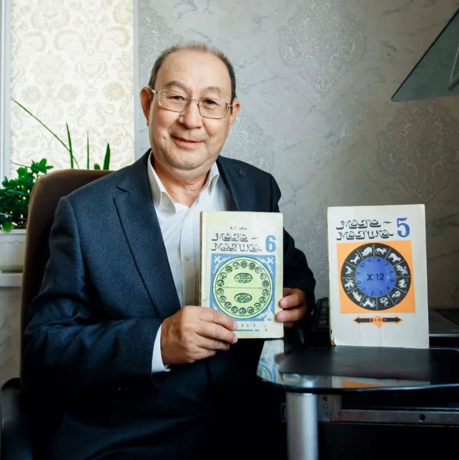 Aıryqsha oqýlyq avtory