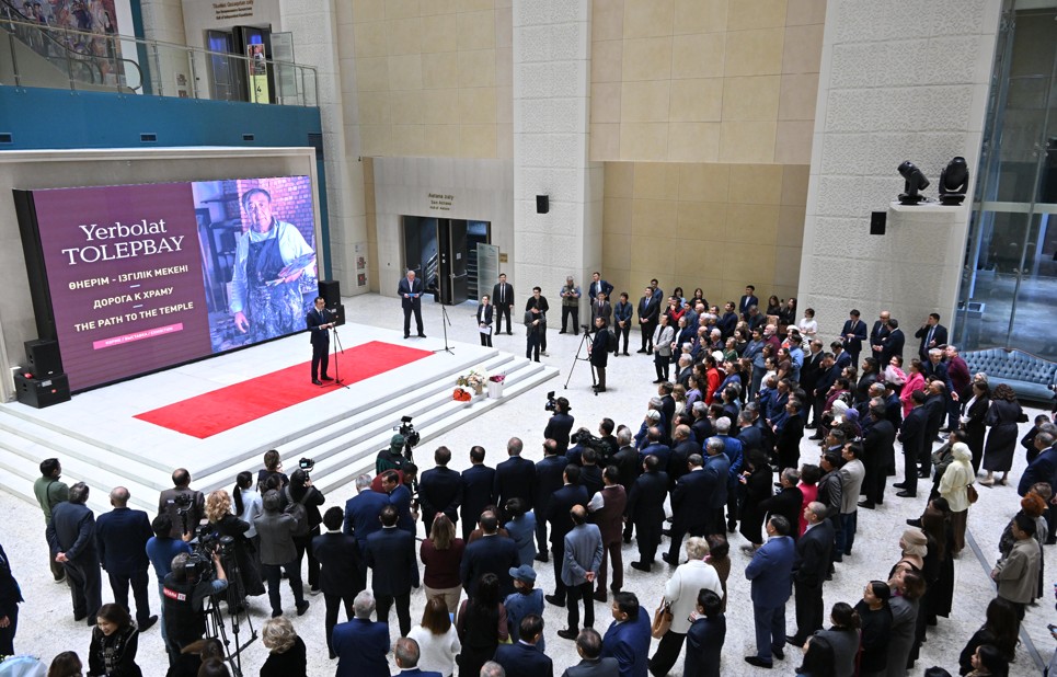 Sýretshiniń mereıtoılyq kórmesi ashyldy