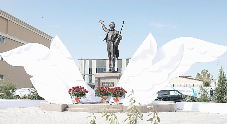 Uly tulǵaǵa qurmet