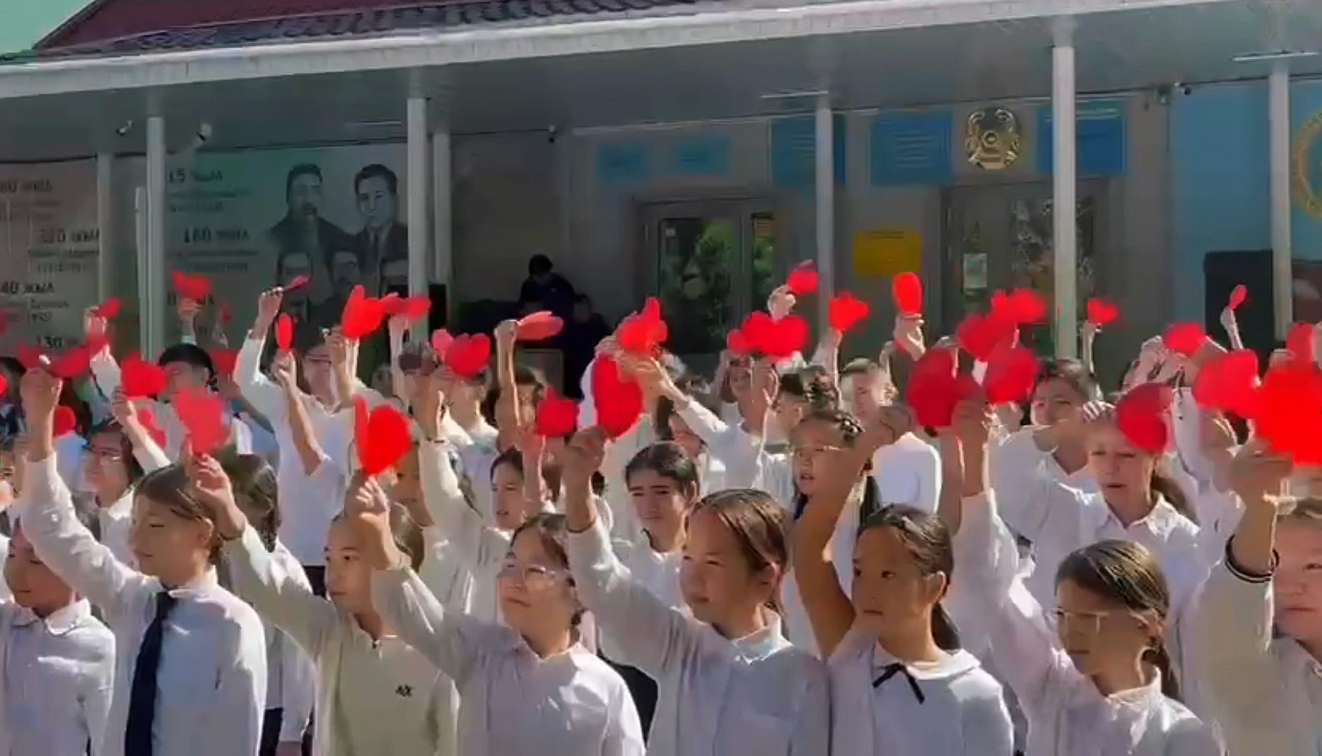 Eki myń oqýshy el ustazdaryna arnap án shyrqady